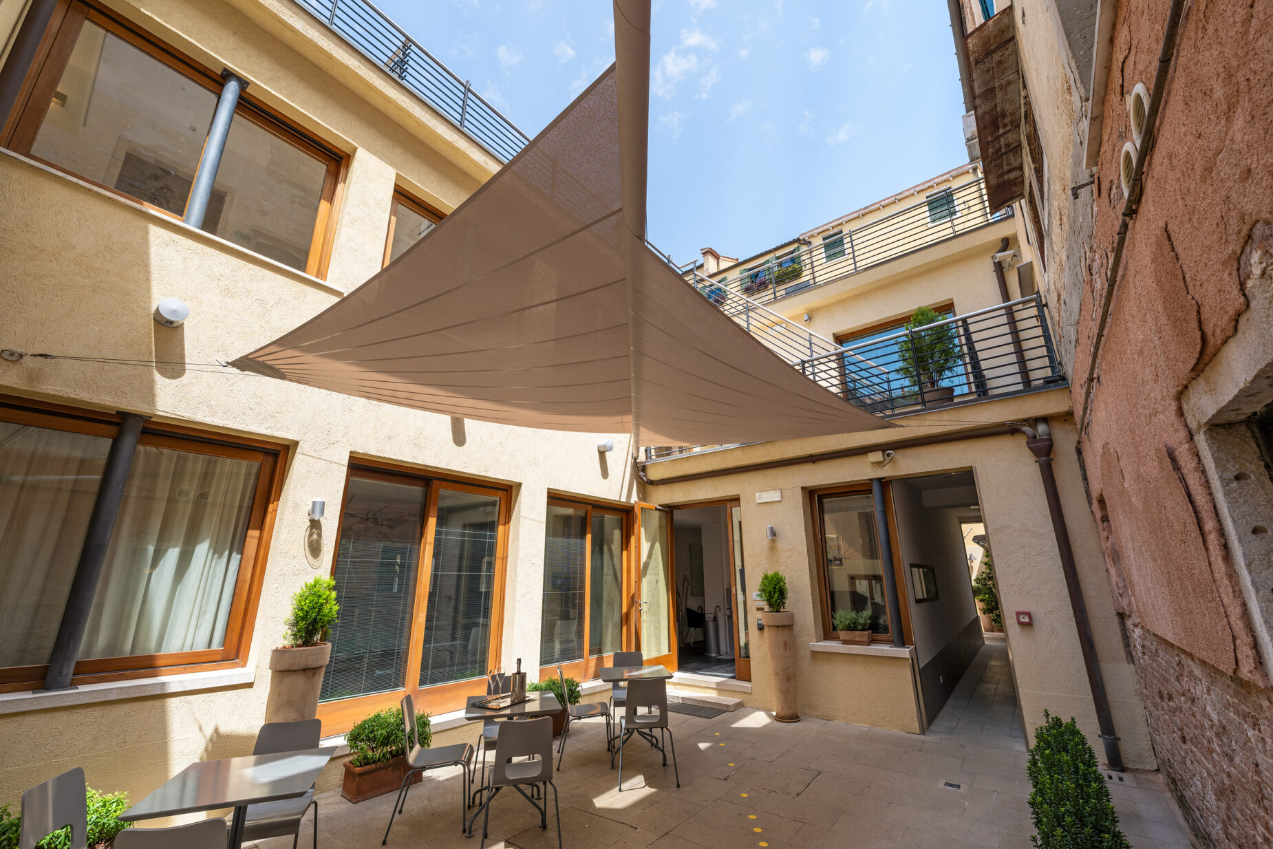 GG04-40494_cortile principale