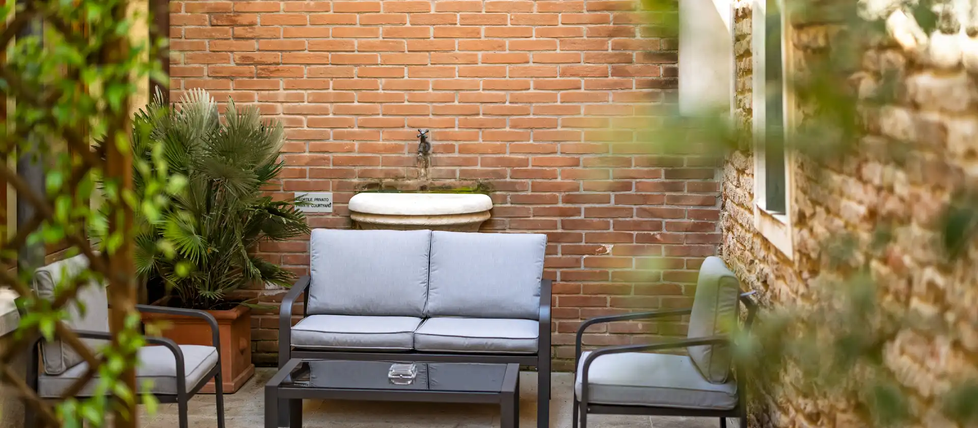 What is the ideal hotel in Venice with an inner courtyard for outdoor breakfast?
