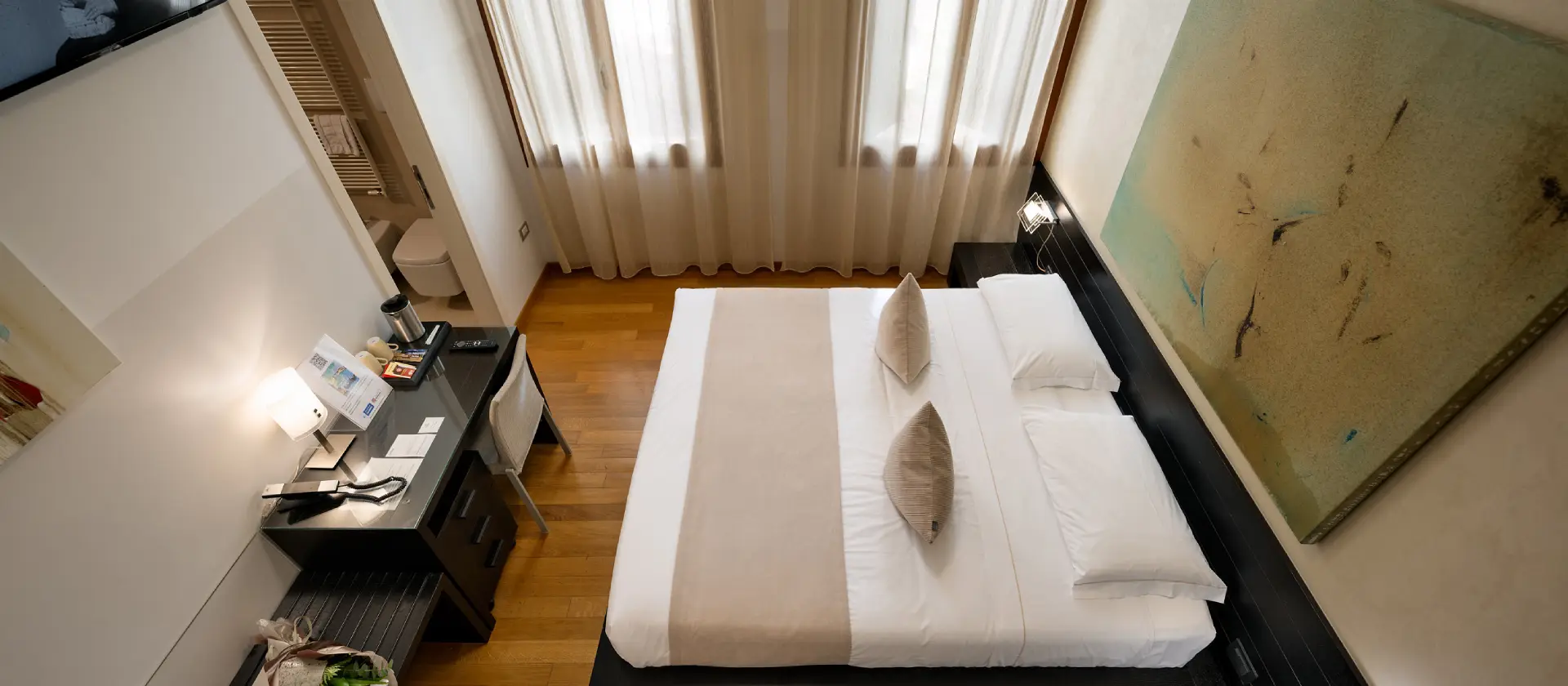 What is the ideal hotel in Venice with an essential and elegant design?